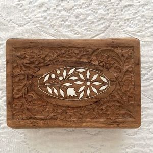 Vintage & Detailed Hand Carved Hinged Trinket Box w/Floral Inlay. Made in India